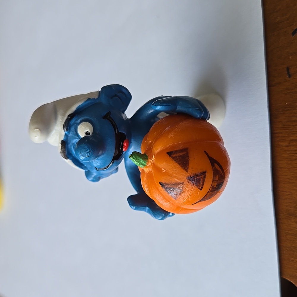Vintage Peyo Halloween Smurf holding Pumpkin Jack-O-Lantern 1981 Portugal